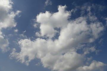  青空と雲「空想・雲のモンスターたち（背中に乗るチビモンスターなどのイメージなど）」おんぶ、背中に乗る、親子などのイメージ