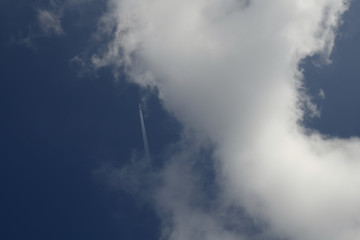 Fototapeta na wymiar 美しい飛行機雲と青空と雲「雲の風景」人生の現実に立ち向かう、堂々と、果敢になどのイメージ