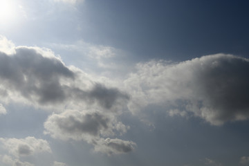 Fototapeta na wymiar 青空と雲「空想・雲のモンスターたち(白と灰色のモンスターのイメージなど）」ご対面、母子と父親、どこに行きたい？、対峙、落ち合うなどのイメージ