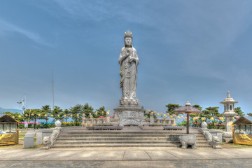Fototapeta na wymiar Haesugwaneumsang, die Göttin der Barmherigkeit im Naksan-Tempel zwischen Sokcho und Yangyang