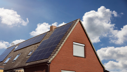 Fototapeta na wymiar Haus mit Solarzellen bei Sonnenschein