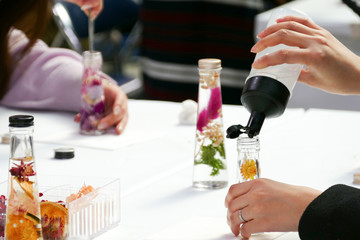 ハーバリウムを作る人々