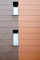 Edle Fassadenverkleidung / Die moderne Fassade eines Gebäudes mit edler Wandverkleidung aus Holzpaneelen.