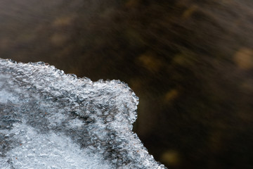 Glace et eau, figé et mouvement, les rives de La Fecht en hiver