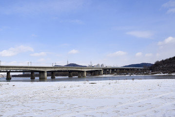 Fototapeta na wymiar A view of the songhua river in winter，jilin city, China.