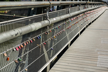 Liebesschlösser an einer Brücke in Regensburg