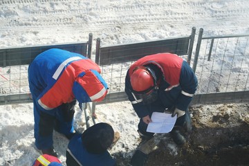 Working men in the form of standing around a sand pit 