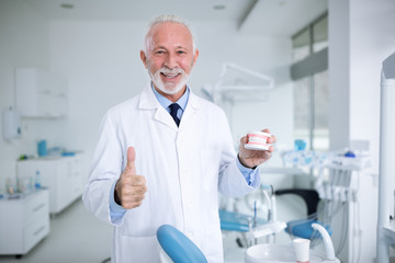 Dentist shows how healthy and proper teeth should look