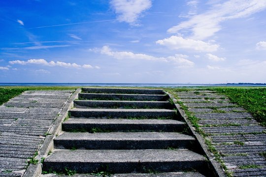 Treppe Erfolg Blauer Himmel gr&uuml;ne Wiese