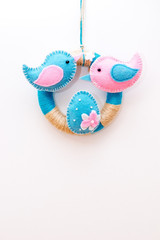 Easter decor handmade: birds out of felt and the egg.