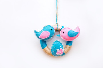 Easter decor handmade: birds out of felt and the egg.