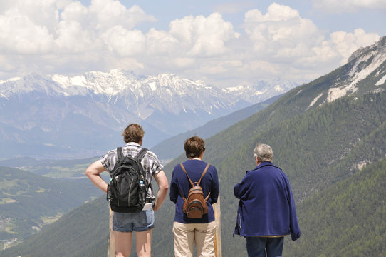 wanderer schauen vom elfer ins stubaital