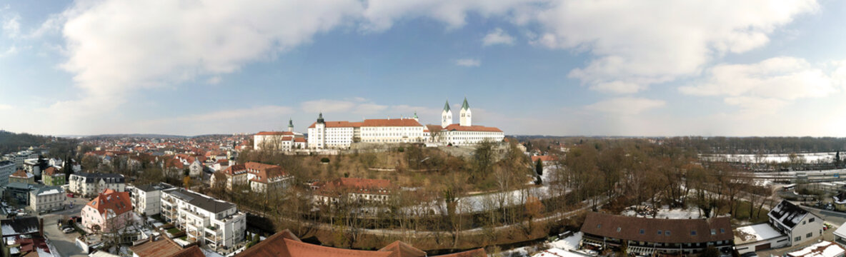 Luftaufnahme der bayerischen Stadt Freising, Deutschland
