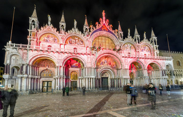 Obraz premium Saint Mark's Basilica at night in Venice