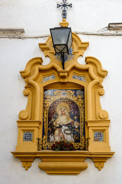 Imagen de la Santa Virgen Madre de Dios en una calle de Sevilla, Andalucia, Espa&ntilde;a