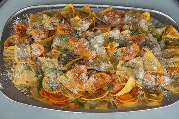 Pasta bunte  Ricotta Tortelloni mit Parmesankäse