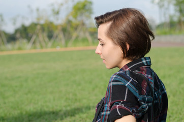 Fototapeta premium 公園でリラックスする女性