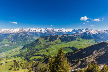 Schweizer Berge mit schneebedeckten Gipfeln
