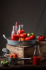 pomidory i sok pomidorowy na metalowej tacy - obrazy, fototapety, plakaty