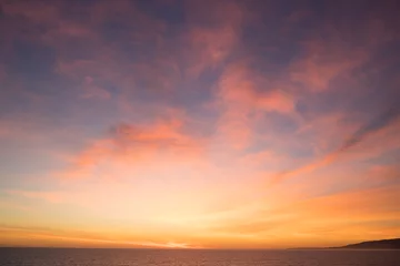 Foto op Plexiglas Zonsondergang aan zee Zonsondergang avondlucht boven zee