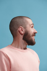 Naklejka premium Isolated on blue young casual man smiling and enjoying at studio