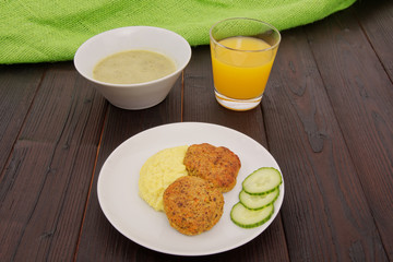 Leguminous burgers and millet mash