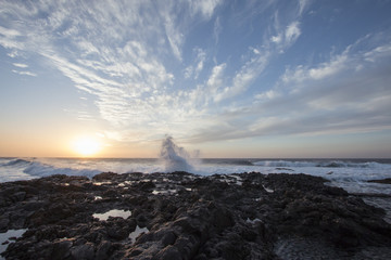 paisaje marino con ola salpicando 