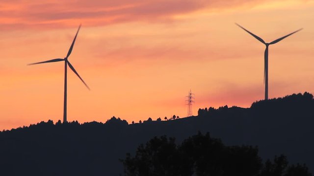  Aerogeneradores con Cielo de Atardecer
