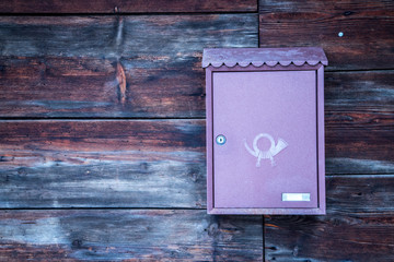 Briefkasten mit Post-Symbo