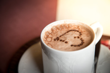 Heiße Schokolade in Café, Herz