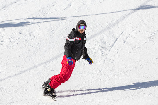 Uomo su snowboard