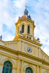 Fototapeta na wymiar Igreja com torre e relógio