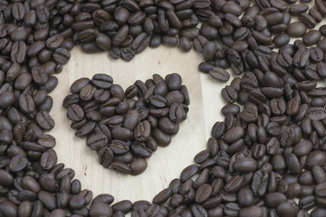 granos de café con forma de corazón 