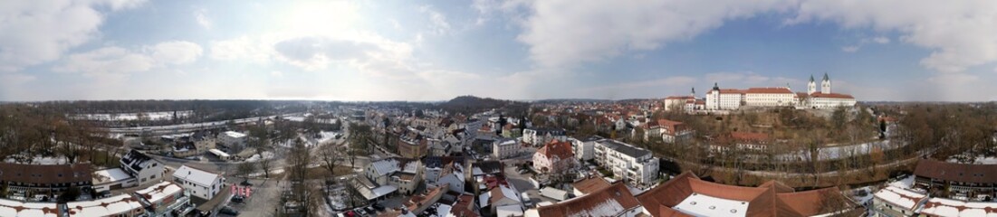 Fototapeta na wymiar Luftaufnahme der bayerischen Stadt Freising in Deutschland, Panoramablick