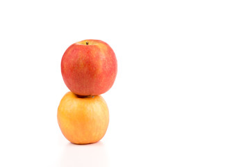zwei Äpfel gestapelt