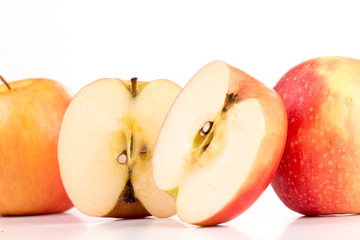 zwei Äpfel und ein aufgeschnittener Apfel