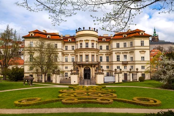 Outdoor-Kissen Prag, tschechische Republik - 09. April 2017: Lobkowicz-Palast und Hinterhof mit schöner Gartenarbeit. Auch Deutsche Botschaft. © yegorov_nick