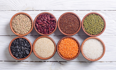 Obraz na płótnie Canvas Cereals and beans in bowl