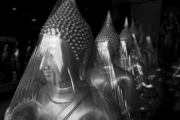 Des bouddhas sous emballage  dans un magasin de Bangkok 