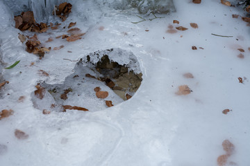 Eis mit Loch - gefroren bei kälte