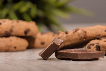 Schokoladenstückchen und Cookies
