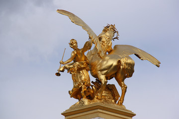 Statue dorée du pont Alexandre III à Paris, France