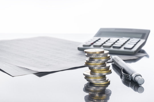 Finanzen, Euro M&uuml;nzstapel, Kugelschreiber, Tabellen,  und Taschenrechner, Hintergrund