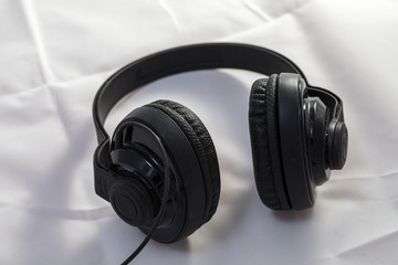 Obraz na płótnie Canvas Black classic headphones on white background