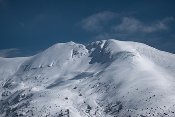 Fototapeta na wymiar Paysage de montagne enneigée