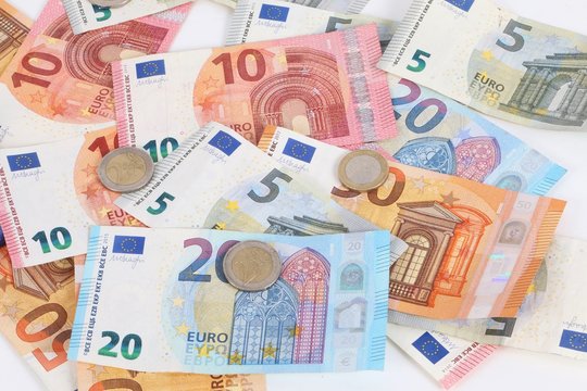 verschiedene euroscheine und m&uuml;nzen liegen im studio