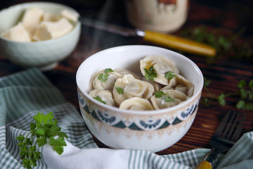 русские пельмени с маслом и петрушкой