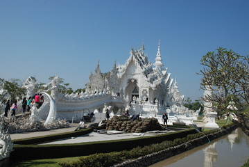 Biała Świątynia Wat Rong Khun w Chiang Rai.