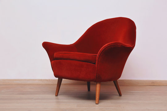 fauteuil  velours rouge type crapaud années 1950 