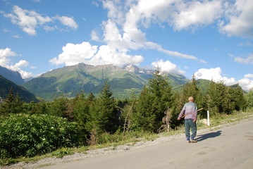 Rolnik idzie do pracy w polu - okolice Mestii (Gruzja) © Jarek